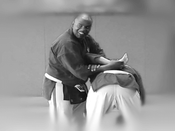 photos combattant faisant une clef aiki